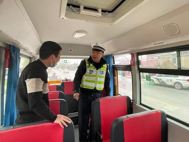 六安公安交警走進(jìn)木廠中心校 開(kāi)展校車(chē)駕駛員安全培訓(xùn)