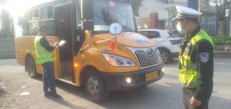 鸕鶿渡鎮：校車突擊“體檢” 保學生上下學平安