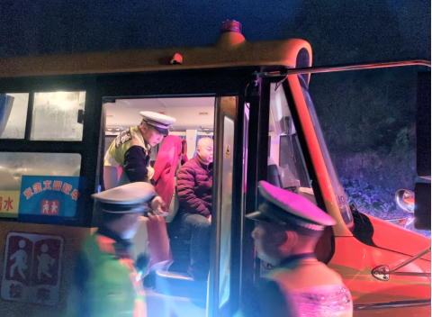 沾溪鎮：聯合執法嚴查校車 守一方學生通行安全