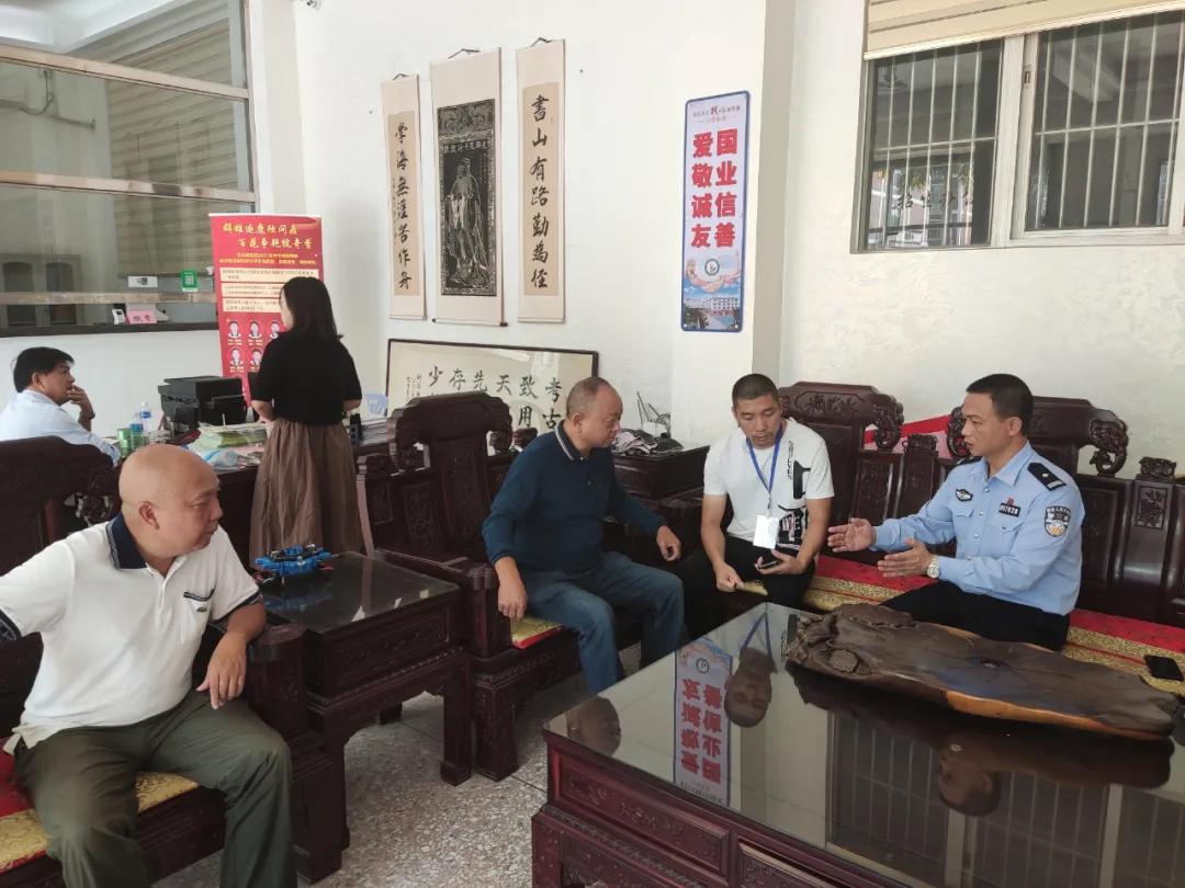 安全無小事！潮南交警走進(jìn)這所學(xué)校開展校車安全檢查和校車司機(jī)安全宣傳教育