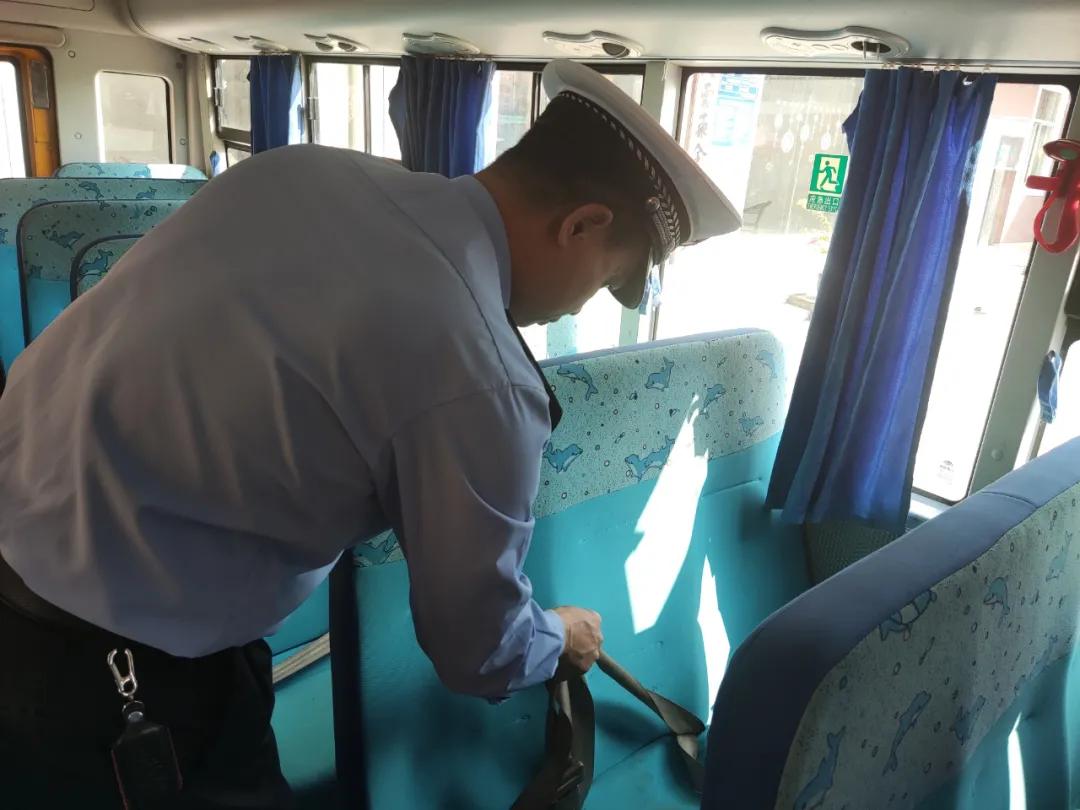 安全無小事！潮南交警走進(jìn)這所學(xué)校開展校車安全檢查和校車司機(jī)安全宣傳教育