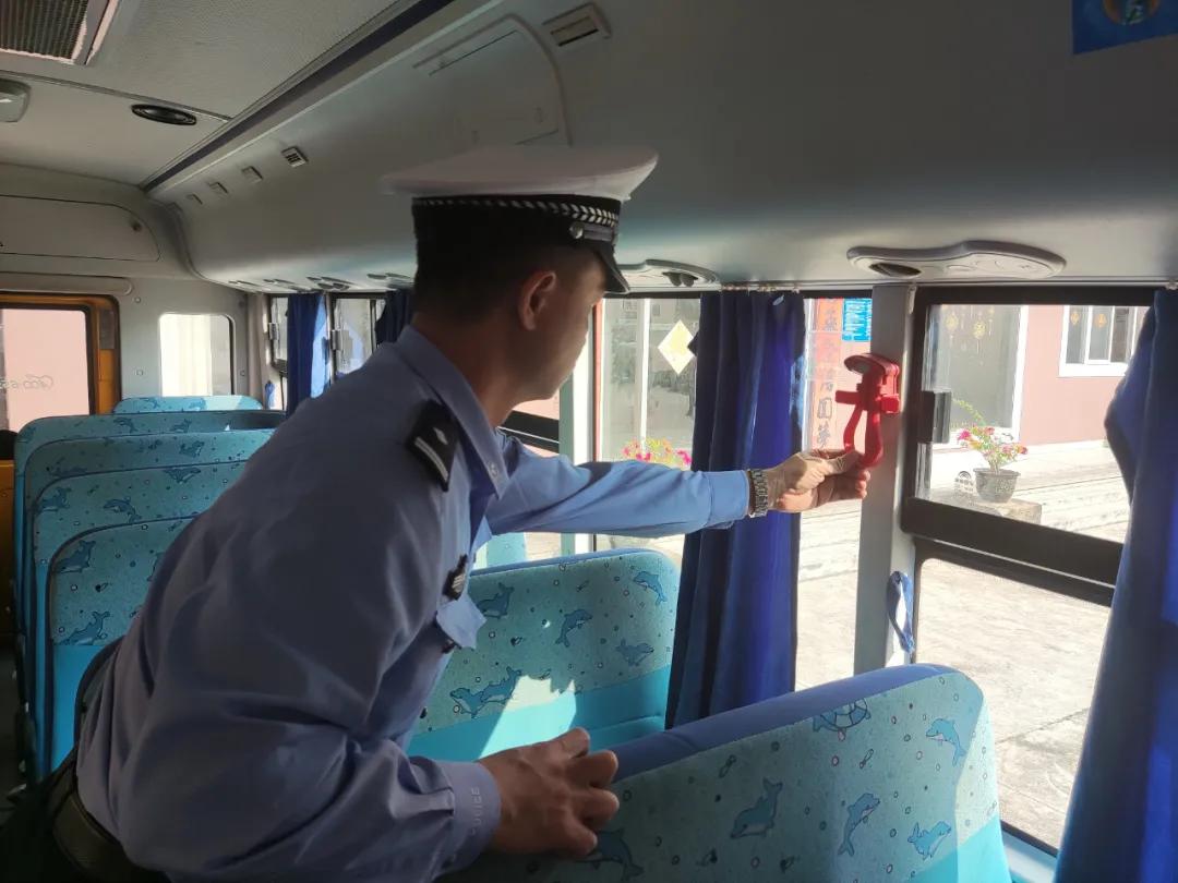 安全無小事！潮南交警走進(jìn)這所學(xué)校開展校車安全檢查和校車司機(jī)安全宣傳教育