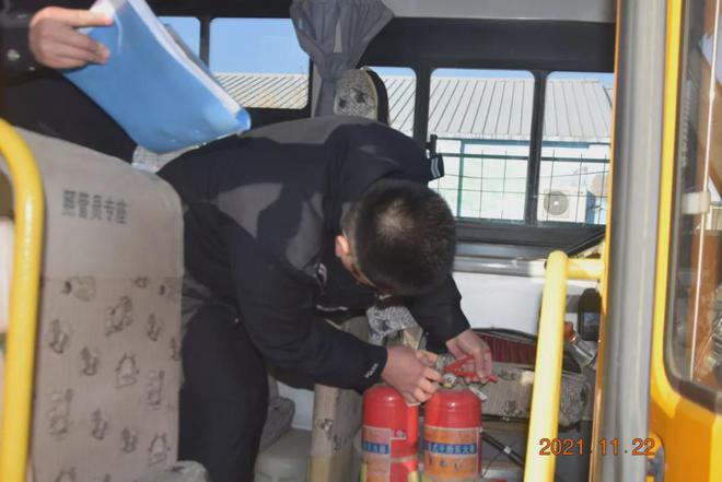 滄州一縣交警嚴查校車 保障學生安全 滄州一縣交警嚴查校車 保障學生安全