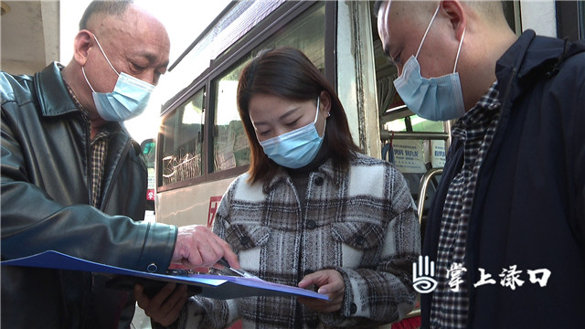 區(qū)領(lǐng)導(dǎo)督查鄉(xiāng)鎮(zhèn)學(xué)校安全管理工作