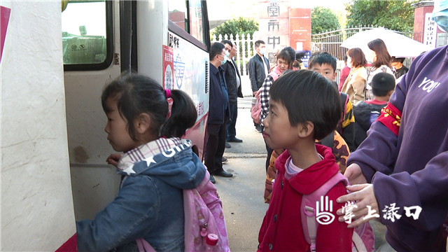 區(qū)領(lǐng)導(dǎo)督查鄉(xiāng)鎮(zhèn)學(xué)校安全管理工作