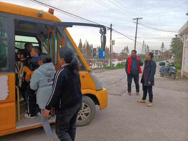 深柳鎮開展校園校車“護苗”行動 圖片1.png