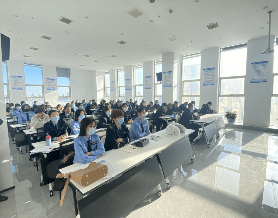 筑牢平安上學(xué)路 強化校車安全源頭管理 西青交警為校車駕駛員再培訓(xùn) 筑牢平安上學(xué)路 強化校車安全源頭管理 西青交警為校車駕駛員再培訓(xùn)