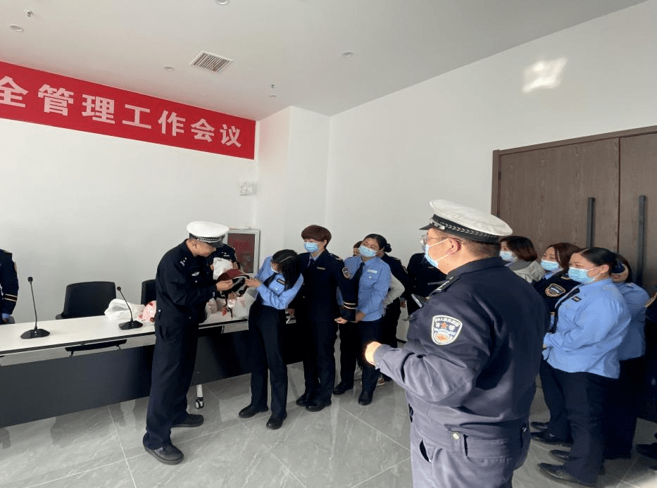 筑牢平安上學(xué)路 強化校車安全源頭管理 西青交警為校車駕駛員再培訓(xùn) 筑牢平安上學(xué)路 強化校車安全源頭管理 西青交警為校車駕駛員再培訓(xùn)