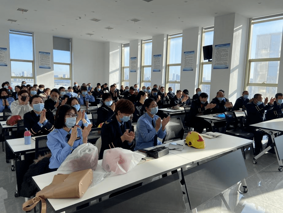 筑牢平安上學(xué)路 強化校車安全源頭管理 西青交警為校車駕駛員再培訓(xùn) 筑牢平安上學(xué)路 強化校車安全源頭管理 西青交警為校車駕駛員再培訓(xùn)