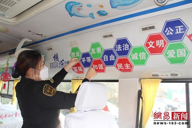 膠州溫馨校車打造“文明城市你我共建”流動課堂 膠州溫馨校車打造“文明城市你我共建”流動課堂