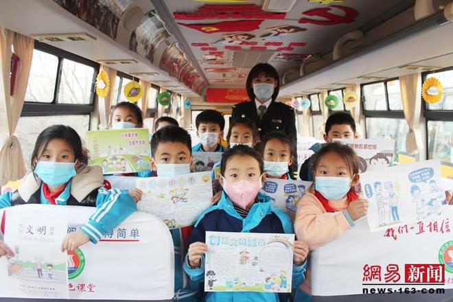 膠州溫馨校車打造“文明城市你我共建”流動課堂 膠州溫馨校車打造“文明城市你我共建”流動課堂