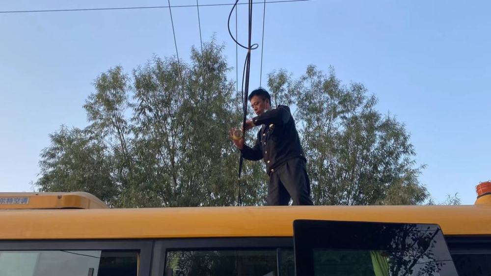 電纜下墜阻礙交通 溫馨校車司機迅速清障 電纜下墜阻礙交通 溫馨校車司機迅速清障