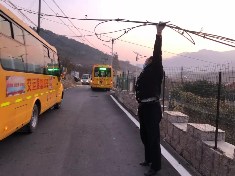 電纜下墜阻礙交通 溫馨校車司機迅速清障 電纜下墜阻礙交通 溫馨校車司機迅速清障