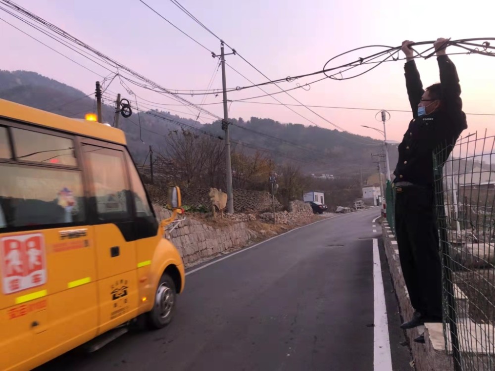 電纜下墜阻礙交通 溫馨校車司機迅速清障 電纜下墜阻礙交通 溫馨校車司機迅速清障