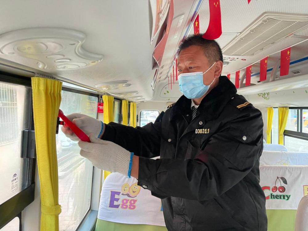 開“大鼻子”校車7年,他安全接送孩子20萬人次 開“大鼻子”校車7年,他安全接送孩子20萬人次