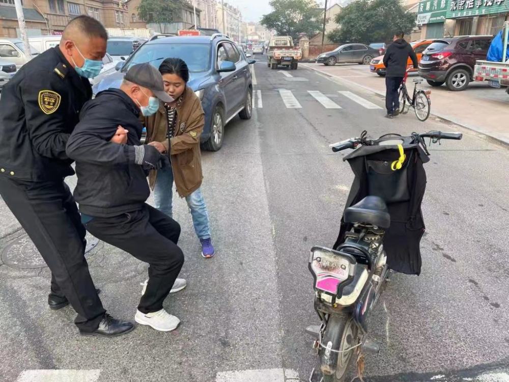 開“大鼻子”校車7年,他安全接送孩子20萬人次 開“大鼻子”校車7年,他安全接送孩子20萬人次