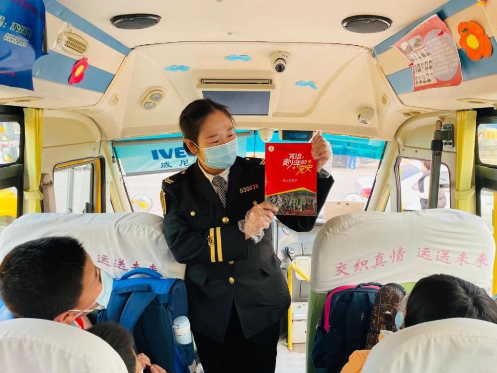 從校車“姐姐”到“阿姨” 她把青春年華獻給了乘車學生