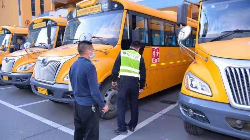堅決打擊“黑校車”，東莞沙田鎮開展校車安全聯合檢查行動