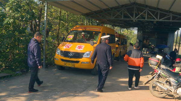 湘潭縣開展校車安全大檢查 筑牢學生安全防線 微信圖片_20211202092541.jpg