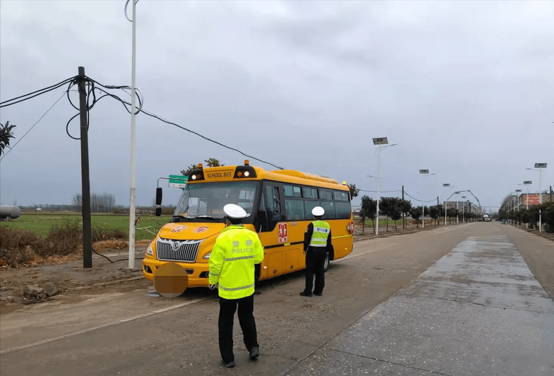 新野縣公安局交警大隊開展冬季校車專項整治活動/ 新野縣公安局交警大隊開展冬季校車專項整治活動
