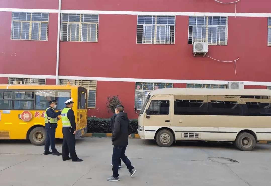 新野縣公安局交警大隊開展冬季校車專項整治活動/ 新野縣公安局交警大隊開展冬季校車專項整治活動