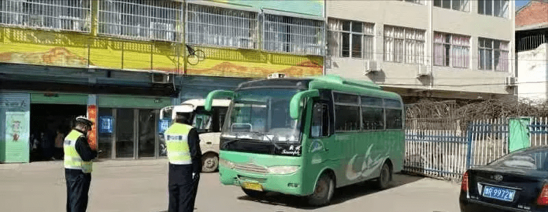 新野縣公安局交警大隊開展冬季校車專項整治活動/ 新野縣公安局交警大隊開展冬季校車專項整治活動