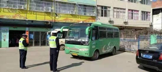 新野公安:交警大隊(duì)開(kāi)展冬季校車專項(xiàng)整治活動(dòng) 新野公安:交警大隊(duì)開(kāi)展冬季校車專項(xiàng)整治活動(dòng)