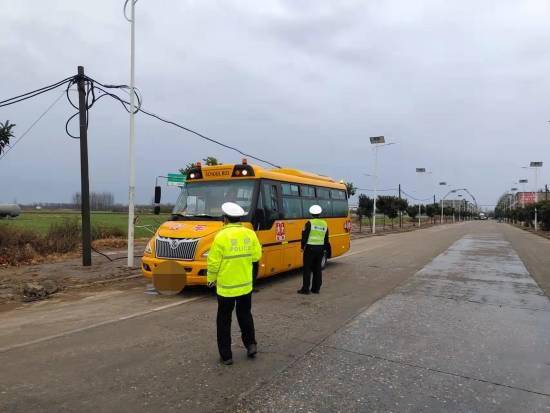 新野公安:交警大隊(duì)開(kāi)展冬季校車專項(xiàng)整治活動(dòng) 新野公安:交警大隊(duì)開(kāi)展冬季校車專項(xiàng)整治活動(dòng)