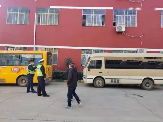 新野公安:交警大隊(duì)開(kāi)展冬季校車專項(xiàng)整治活動(dòng) 新野公安:交警大隊(duì)開(kāi)展冬季校車專項(xiàng)整治活動(dòng)