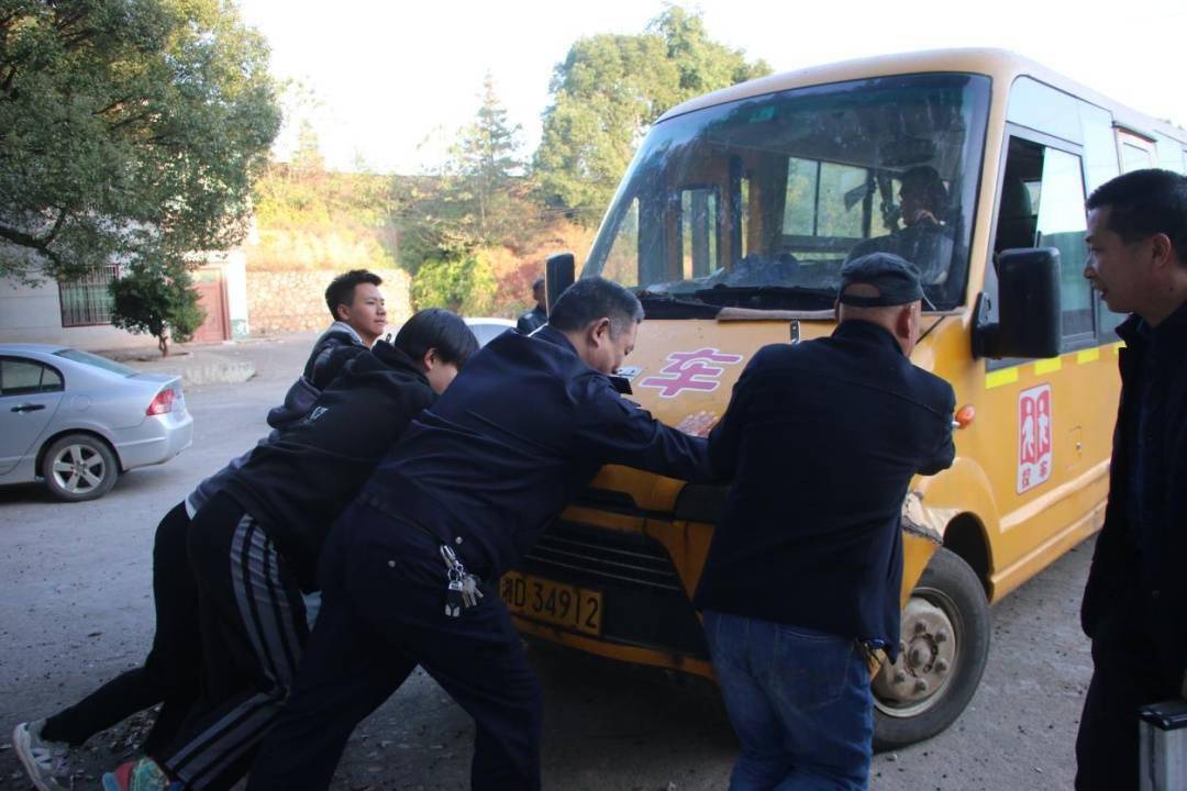 衡東交警查處報廢校車 及時剔除安全隱患 衡東交警查處報廢校車 及時剔除安全隱患