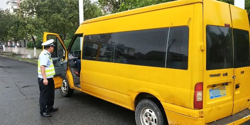 三明一校車嚴重超載,核載6人的車里竟然擠了12人 三明一校車嚴重超載,核載6人的車里竟然擠了12人