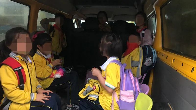 三明一校車嚴重超載,核載6人的車里竟然擠了12人 三明一校車嚴重超載,核載6人的車里竟然擠了12人