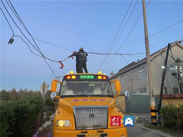 交運(yùn)黃島溫馨校車上學(xué)路遇“攔路虎”校車駕駛員“徒手擒” 交運(yùn)黃島溫馨校車上學(xué)路遇“攔路虎”校車駕駛員“徒手擒”