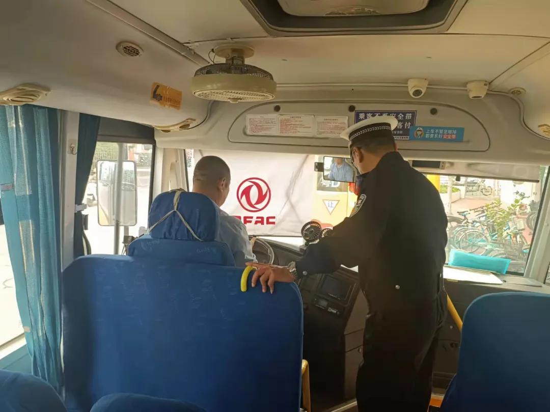 嚴(yán)把校車(chē)安全關(guān)！金平交警開(kāi)展校車(chē)安全檢查和校車(chē)司機(jī)安全宣傳教育