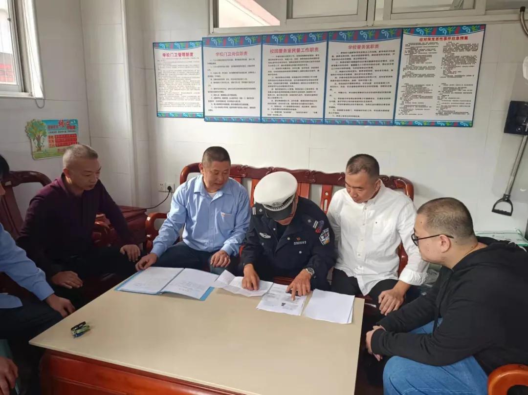 嚴(yán)把校車(chē)安全關(guān)！金平交警開(kāi)展校車(chē)安全檢查和校車(chē)司機(jī)安全宣傳教育