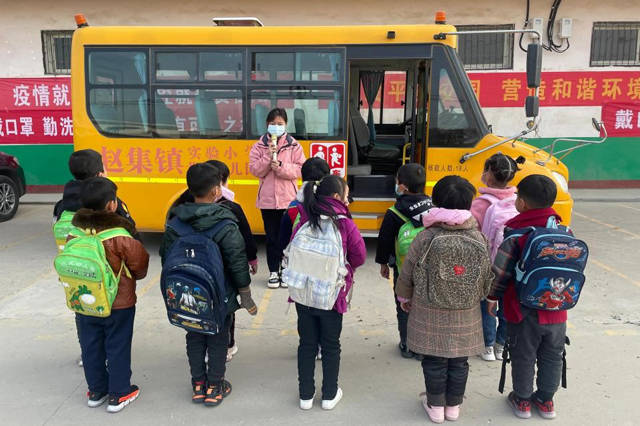 鄧州市趙集鎮實驗小學開展校車安全應急逃生演練活動