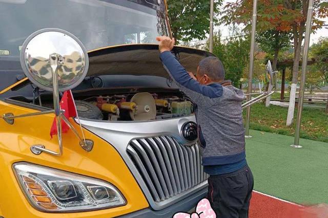 鄧州市趙集鎮實驗小學開展校車安全應急逃生演練活動