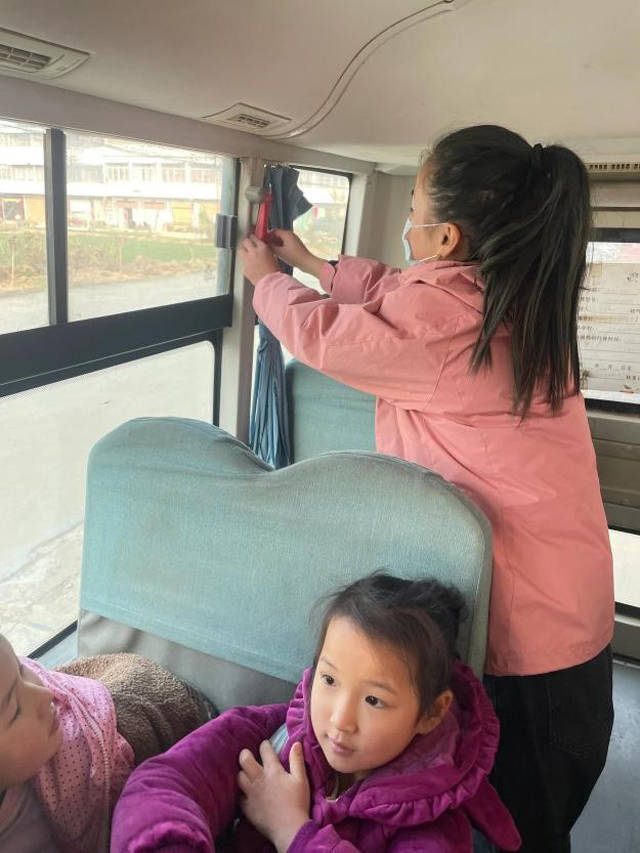 鄧州市趙集鎮實驗小學開展校車安全應急逃生演練活動