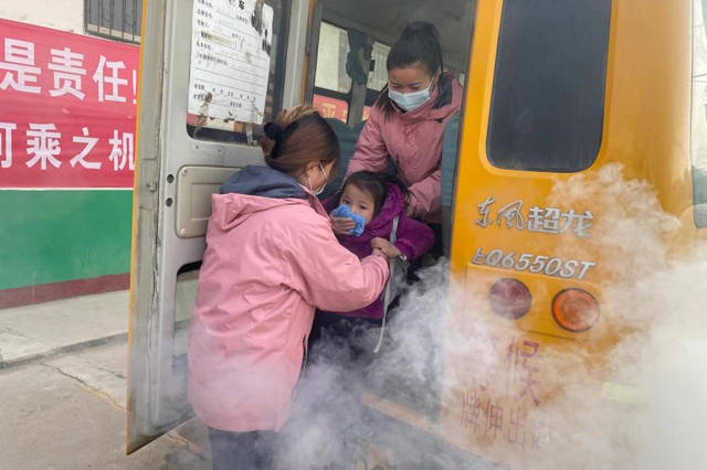 鄧州市趙集鎮實驗小學開展校車安全應急逃生演練活動