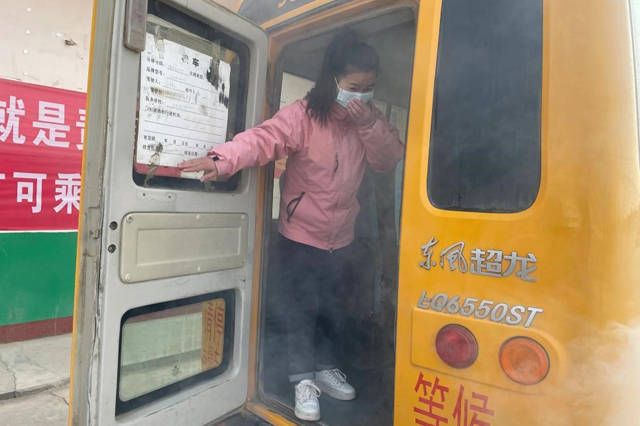 鄧州市趙集鎮實驗小學開展校車安全應急逃生演練活動