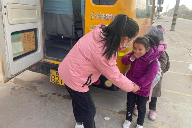 鄧州市趙集鎮實驗小學開展校車安全應急逃生演練活動