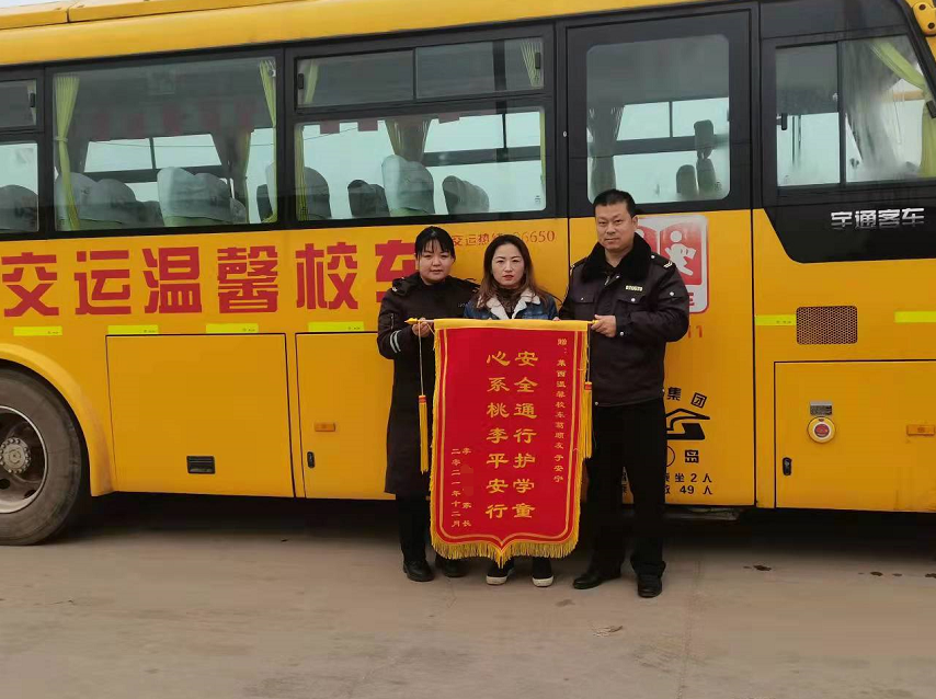 學生在校車上突發抽搐,駕照員緊急聯手施救! 學生在校車上突發抽搐,駕照員緊急聯手施救!