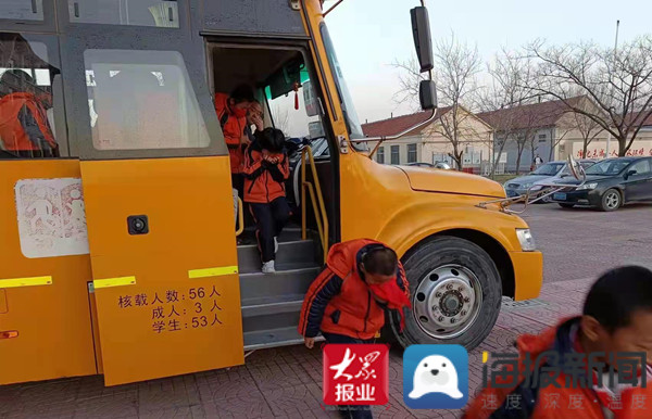 博興縣喬莊鎮(zhèn)中心學校舉行校車安全應急演練活動