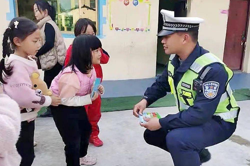 東鄉交警全面開展冬季校車大“體檢”