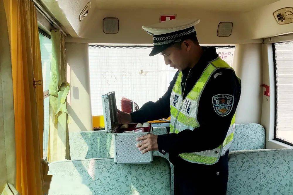 東鄉交警全面開展冬季校車大“體檢”