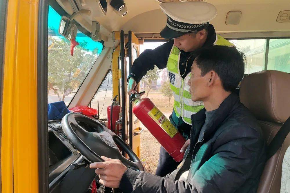 東鄉交警全面開展冬季校車大“體檢”