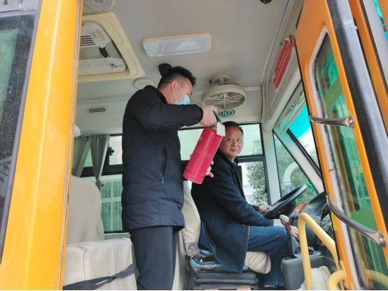 潭府鄉中心幼兒園:校車安全時時抓 師生安全放心間 潭府鄉中心幼兒園:校車安全時時抓 師生安全放心間
