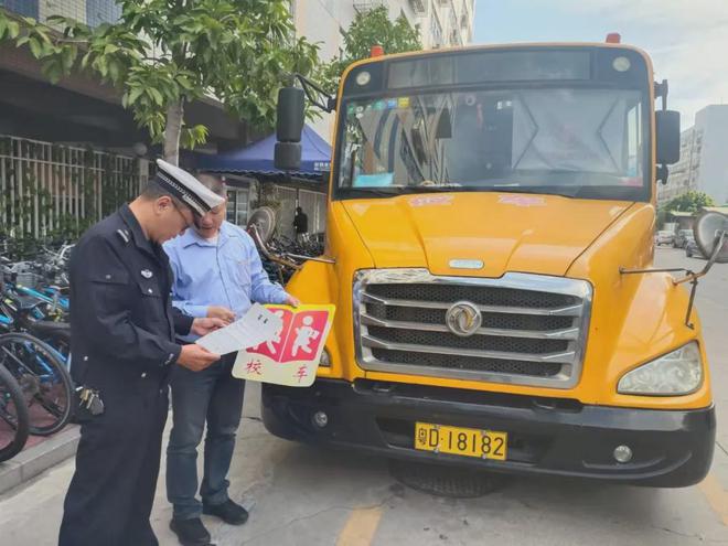 金平交警開展校車安全檢查和校車司機安全宣傳教育/ 金平交警開展校車安全檢查和校車司機安全宣傳教育