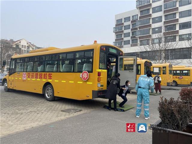 交運黃島溫馨校車“逃生”實操演練 為學生校車安全保駕護航