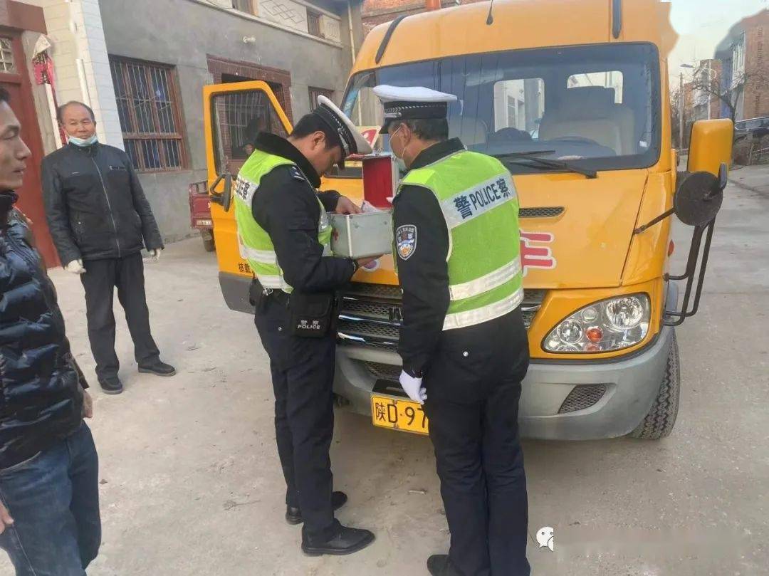 交警大隊校園中隊聯合教育局在豐儀鎮檢查校車